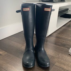 Hunter Boots Size 8 Navy with Hunter socks